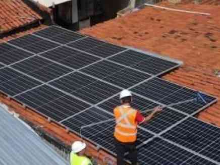 limpando paineis solares